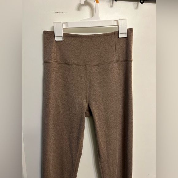 Like New Girlfriend Collective Compressive 7/8 Leggings in Limestone - Picture 5 of 11